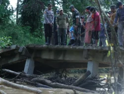 Jembatan Desa Tebuah Elok Miring Dihantam Banjir, Bupati Sambas Siapkan Perbaikan