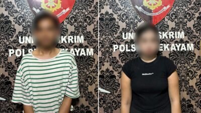 Dua pemuda terduga pelaku penggelapan kendaraan bermotor berinisial YR dan TR saat diamankan oleh penyidik di Markas Polsek Sekayam guna menjalani proses pemeriksaan hukum lebih lanjut.