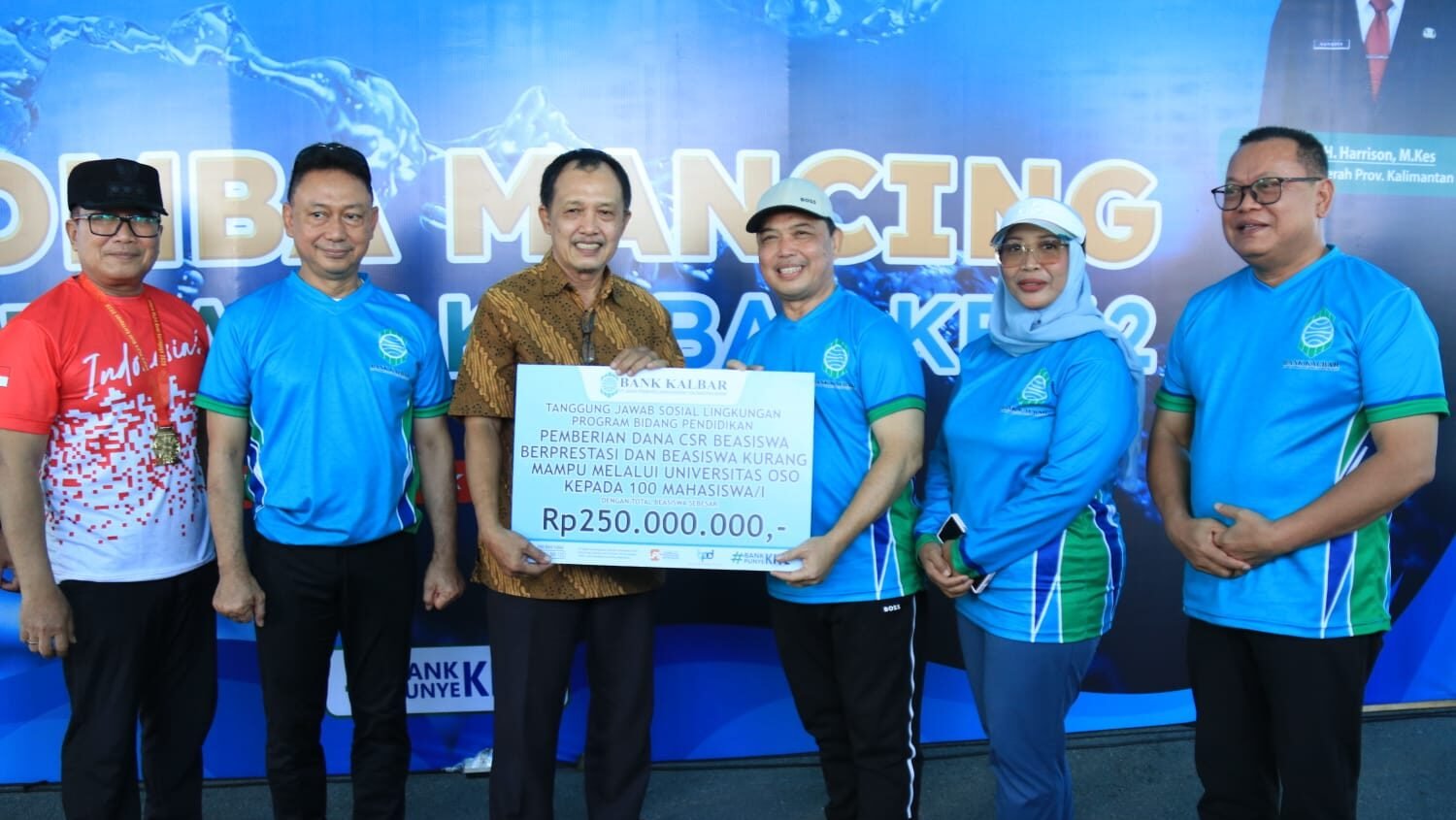 Gubernur Ria Norsan menjanjikan tambahan hadiah ibadah umrah bagi juara pertama dalam perlombaan mancing HUT Bank Kalbar di Sungai Jawi Kota Pontianak.