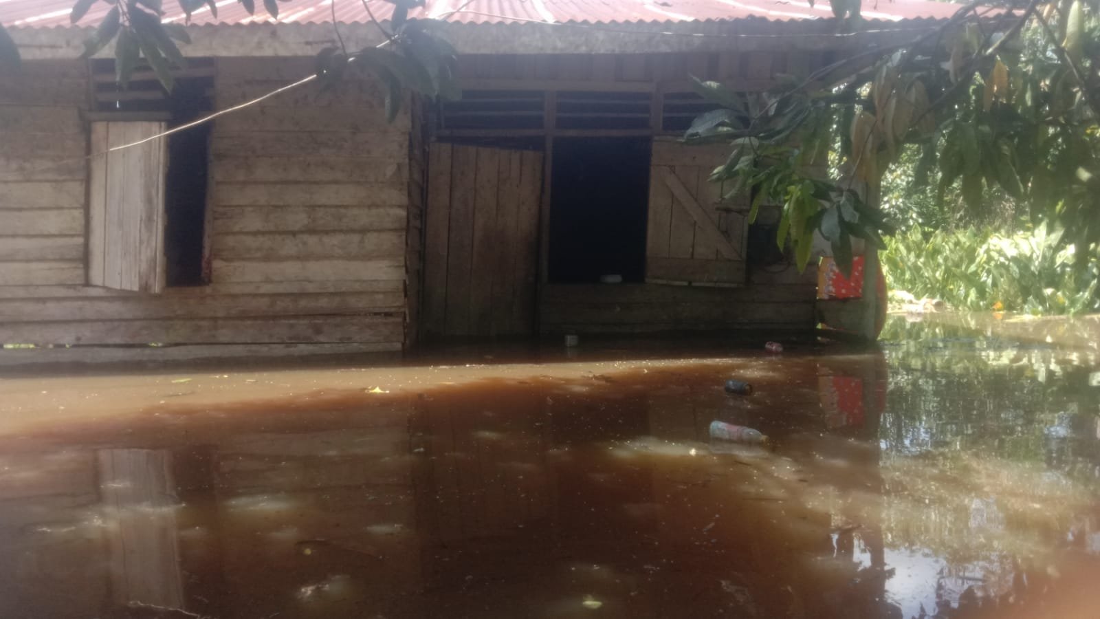 Kondisi banjir yang merendam permukiman warga di Kabupaten Kepulauan Mentawai, Provinsi Sumatra Barat pada Jumat (8/5). Sumber: BPBD Kabupaten Kepualauan Mentawai.