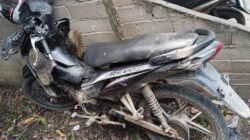 Kondisi ringsek pada bagian depan salah satu sepeda motor usai terlibat kecelakaan lalu lintas di Jalan Raya Beduai, Kabupaten Sanggau, Senin (4/5).
