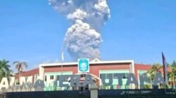 Lima pendaki terluka dan dua diduga tewas akibat erupsi Gunung Dukono di Halmahera Utara saat beraktivitas di kawasan yang telah ditutup.