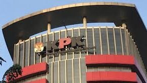 KPK memeriksa Internal Audit PT Pertamina untuk mengusut kasus dugaan korupsi investasi Pertamina di perusahaan patungan PPT Energy Trading Co., Ltd.