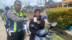: Satlantas Polres Sekadau mengoptimalkan penerapan tilang elektronik ETLE mobile handheld untuk menindak pelanggar lalu lintas guna tingkatkan transparansi.