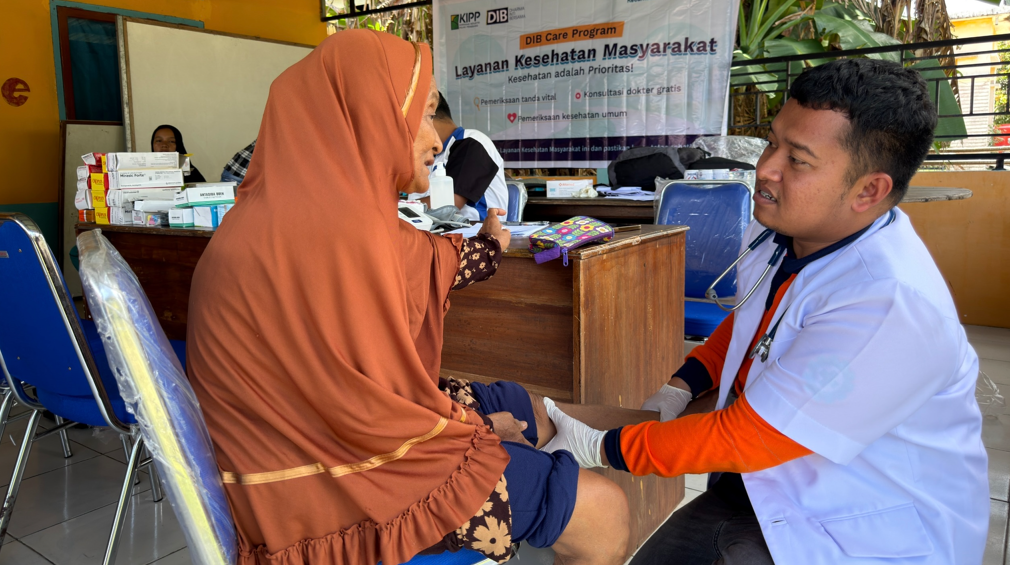 Petugas medis melakukan pengecekan peralatan di fasilitas Klinik KIPP Pulau Penebang sebagai bagian dari penguatan standar layanan kesehatan kerja.