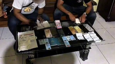 Sejumlah barang bukti berupa kartu identitas, tiket penerbangan, dan telepon genggam yang berhasil disita oleh aparat kepolisian dari jaringan sindikat penyalur calon pekerja migran ilegal di wilayah Kabupaten Kubu Raya.