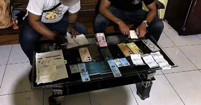 Sejumlah barang bukti berupa kartu identitas, tiket penerbangan, dan telepon genggam yang berhasil disita oleh aparat kepolisian dari jaringan sindikat penyalur calon pekerja migran ilegal di wilayah Kabupaten Kubu Raya.