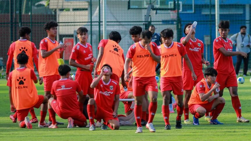 Skuad Timnas Indonesia U-17 saat menjalani persiapan intensif jelang laga perdana babak penyisihan grup Piala Asia U-17 2026 di Jeddah, Arab Saudi.