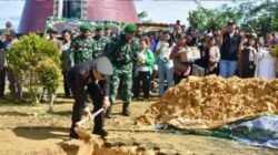 Suasana prosesi pemakaman militer Praka Anumerta Aprianus yang gugur dalam tugas negara di Papua bertempat di Taman Makam Pahlawan Syuhada Pertiwi.