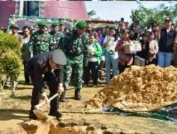 Penghormatan Terakhir Pemakaman Praka Anumerta Aprianus Dipimpin Dandim Sintang