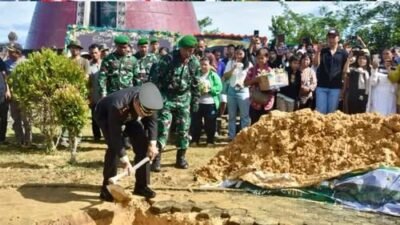 Suasana prosesi pemakaman militer Praka Anumerta Aprianus yang gugur dalam tugas negara di Papua bertempat di Taman Makam Pahlawan Syuhada Pertiwi.