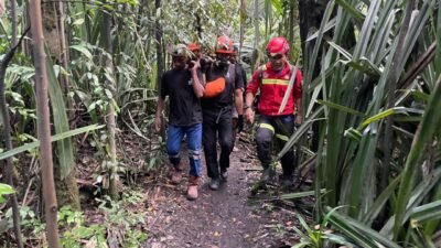 Tim SAR gabungan membawa kantong jenazah korban erupsi gunung api Dukono di Halmahera Utara, Maluku Utara, Minggu (10/5). FOTO: Basarnas