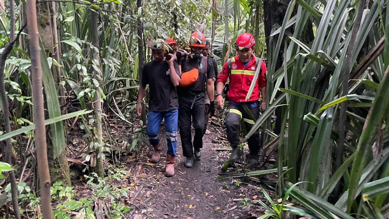 Tim SAR gabungan membawa kantong jenazah korban erupsi gunung api Dukono di Halmahera Utara, Maluku Utara, Minggu (10/5). FOTO: Basarnas