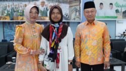 Wali Kota Pontianak Edi Rusdi Kamtono berfoto bersama Aila Afifah, calon jemaah haji termuda asal Pontianak, sesaat sebelum pelepasan di Embarkasi Batam. (Dok. HO/Faktakalbar.id)