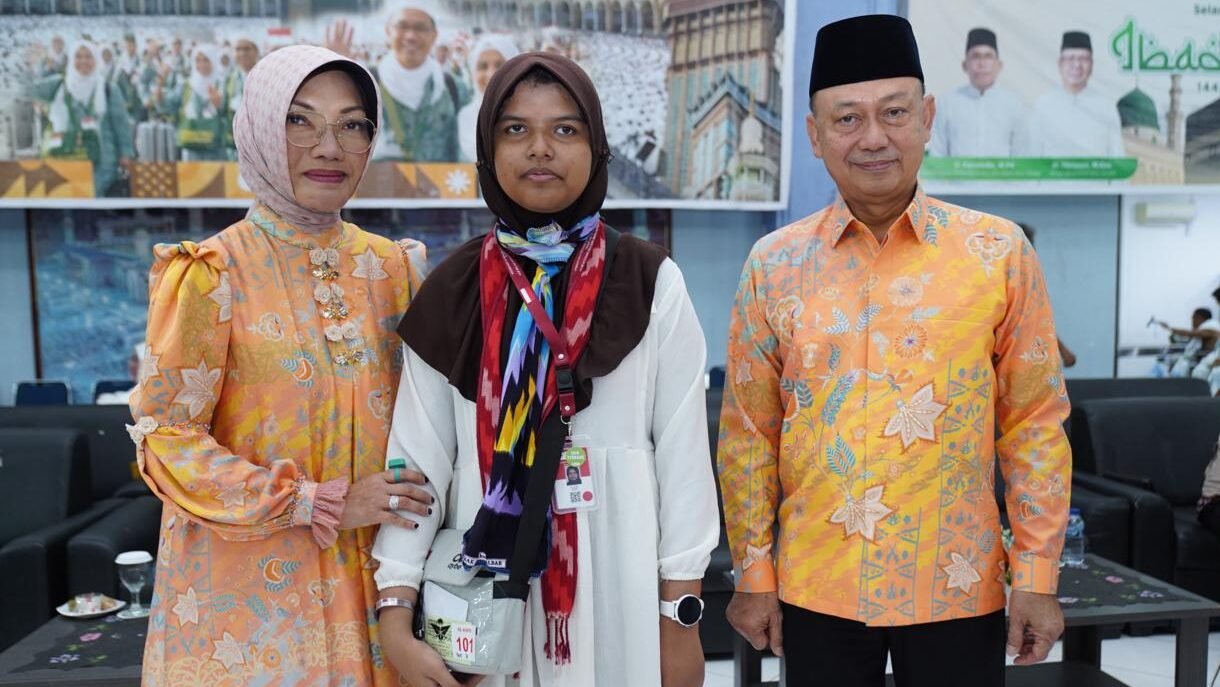 Wali Kota Pontianak Edi Rusdi Kamtono berfoto bersama Aila Afifah, calon jemaah haji termuda asal Pontianak, sesaat sebelum pelepasan di Embarkasi Batam. (Dok. HO/Faktakalbar.id)