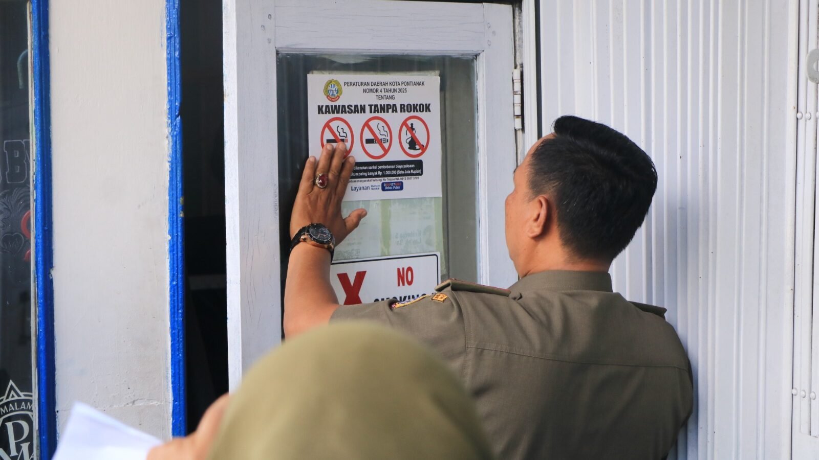 Seseorang sedang mengakses laman web pendaftaran penerimaan siswa baru atau SIAP PPDB Online melalui layar ponsel pintar. (Dok. HO/Faktakalbar.id)