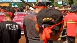 Massa dari Forum Komunikasi Masyarakat Pantu Seratus dan Selibong mendirikan plang kayu sebagai simbol penyegelan area operasional perusahaan CPO di Ngabang.