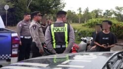 Petugas gabungan dari kepolisian dan Satpol PP saat memberikan imbauan humanis kepada sejumlah remaja dalam kegiatan patroli pencegahan aksi balapan ilegal.