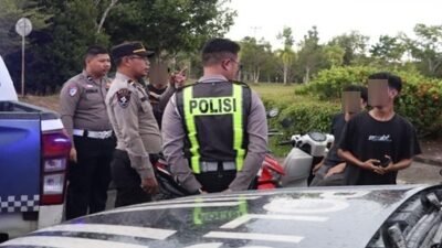 Petugas gabungan dari kepolisian dan Satpol PP saat memberikan imbauan humanis kepada sejumlah remaja dalam kegiatan patroli pencegahan aksi balapan ilegal.
