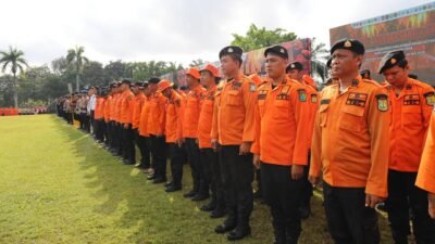 Para peserta Apel Kesiapsiagaan Kebakaran Hutan dan Lahan (Karhutla) di Lapangan Griya Agung, Kota Palembang, Provinsi Sumatera Selatan, Rabu (6/5).