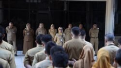 Inspektur Kota Pontianak Trisnawati memberikan arahan kedisiplinan dan evaluasi kinerja kepada jajaran aparatur sipil negara di halaman Kantor Wali Kota Pontianak.