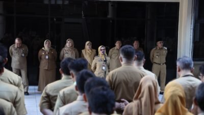 Inspektur Kota Pontianak Trisnawati memberikan arahan kedisiplinan dan evaluasi kinerja kepada jajaran aparatur sipil negara di halaman Kantor Wali Kota Pontianak.