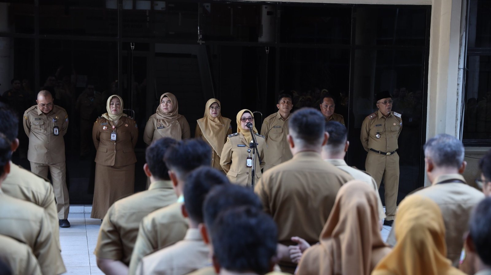 Inspektur Kota Pontianak Trisnawati memberikan arahan kedisiplinan dan evaluasi kinerja kepada jajaran aparatur sipil negara di halaman Kantor Wali Kota Pontianak.