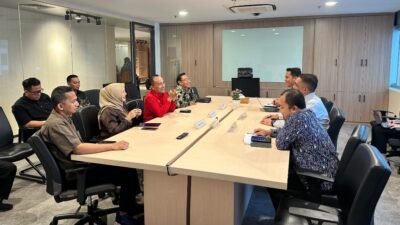 Wakil Gubernur Kalimantan Barat Krisantus Kurniawan bersama jajaran saat memaparkan usulan percepatan pembangunan infrastruktur daerah di Jakarta.