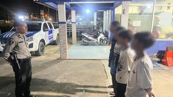 Tiga remaja berstatus pelajar saat diberikan pembinaan oleh petugas gabungan usai terjaring operasi penertiban balap liar di kawasan Komplek Pemda Sekadau.