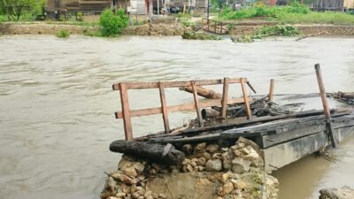 Jembatan yang rusak akibat luapan air menyusul tingginya curah hujan di Kabupaten Buton Utara.