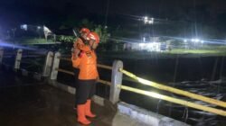 Tim BPBD Kabupaten Bogor memantau tinggi muka air dan daerah terdampak banjir di Kecamatan Babakan Madang , Kabupaten Bogor, Provinsi Jawa Barat, pada Senin (4/5). (Dok. BPBD Kabupaten Bogor)