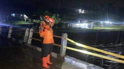 Tim BPBD Kabupaten Bogor memantau tinggi muka air dan daerah terdampak banjir di Kecamatan Babakan Madang , Kabupaten Bogor, Provinsi Jawa Barat, pada Senin (4/5). (Dok. BPBD Kabupaten Bogor)