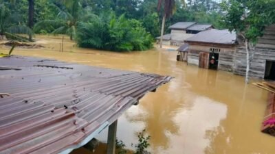 Banjir yang merendam pemukiman warga di Desa Meranti, Kabupaten Landak, akibat cuaca ekstrem.
