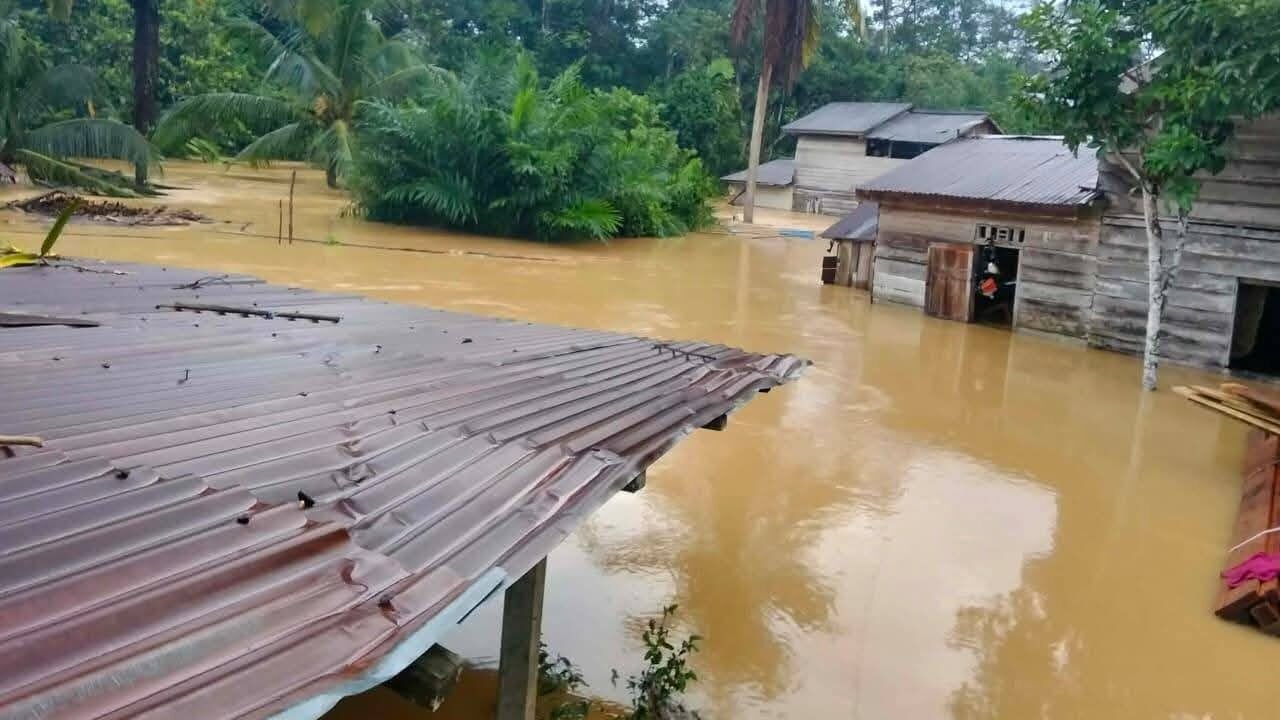 Banjir yang merendam pemukiman warga di Desa Meranti, Kabupaten Landak, akibat cuaca ekstrem.
