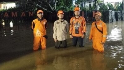 Tim BPBD DKI Jakarta meninjau langsung beberapa wilayah yang terdampak banjir di Provinsi DKI Jakarta pada Jumat (1/5).