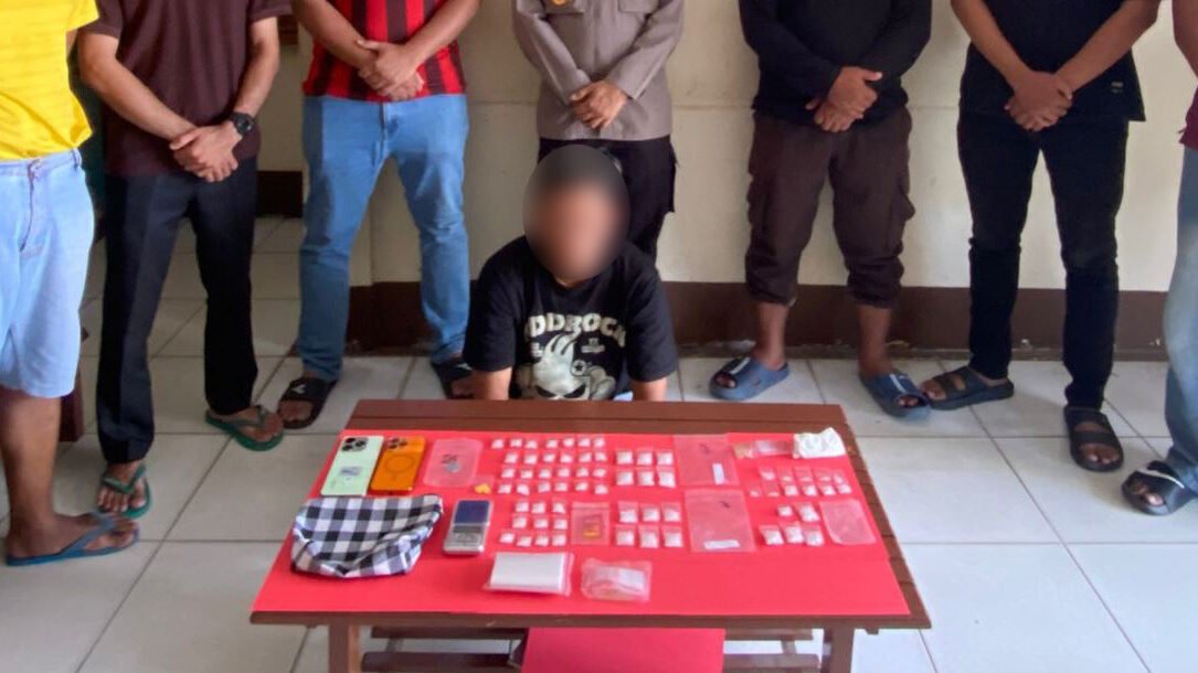 Barang bukti berupa puluhan paket sabu dan pil ekstasi yang berhasil disita oleh petugas kepolisian dari tangan tersangka SY di Dusun Balai Karangan I.