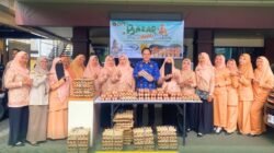 Kepala Karantina Kalimantan Barat bersama jajaran pengurus Dharma Wanita Persatuan (DWP) Karantina Kalbar menggelar bazar telur murah untuk mendukung peternak lokal. (Dok. HO/Faktakalbar.id)