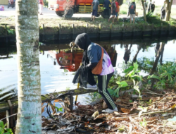 DLH dan Warga Gelar Aksi Bersih Parit di Pontianak Utara Sepanjang 500 Meter