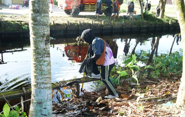 DLH Kota Pontianak bersama warga setempat menggelar aksi bersih parit di Pontianak Utara sepanjang 500 meter guna menjaga fungsi sistem drainase kota.
