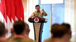 Kepala Badan Nasional Penanggulangan Bencana (BNPB) Letjen Suharyanto, saat memberikan arahan kepada para Kepala Pelaksana Badan Penanggulangan Bencana Daerah (BPBD) se-Indonesia dalam agenda Senior Disaster Management Training (SDMT) di Aula Sutopo Purwo Nugroho, Graha BNPB, Jakarta, Senin (11/5). (Dok. HO/Faktakalbar)