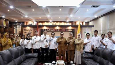 Bupati Kubu Raya Sujiwo bersama jajaran Pemerintah Kabupaten Kubu Raya berfoto bersama usai rapat persiapan program Makan Bergizi Gratis (MBG) di ruang kerjanya. (Dok. HO/Faktakalbar.id)