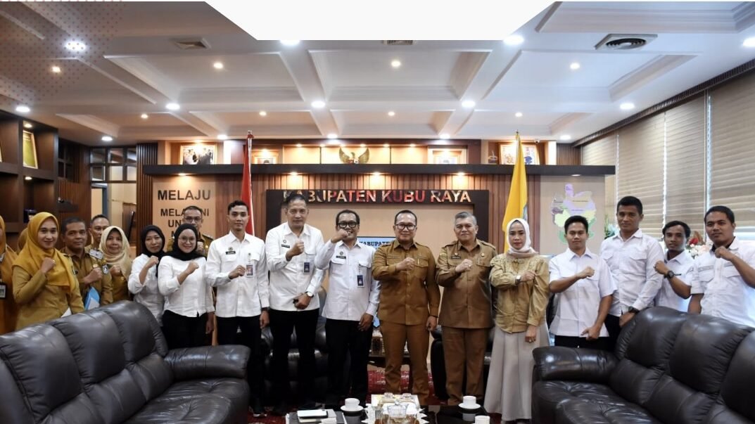 Bupati Kubu Raya Sujiwo bersama jajaran Pemerintah Kabupaten Kubu Raya berfoto bersama usai rapat persiapan program Makan Bergizi Gratis (MBG) di ruang kerjanya. (Dok. HO/Faktakalbar.id)