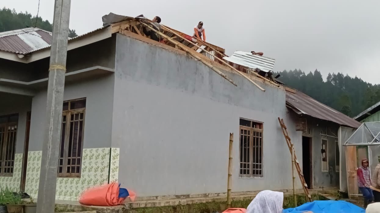 Kondisi rumah warga yang mengalami kerusakan parah usai diterjang bencana angin puting beliung di wilayah Kecamatan Wanayasa Kabupaten Banjarnegara.
