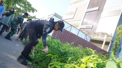 Wali Kota Pontianak Edi Rusdi Kamtono menggunakan sabit menebas rumput liar saat aksi gotong royong serentak di Jalan Budi Karya. (Dok. HO/Faktakalbar.id)