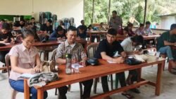 Personel Polsek Mukok memberikan materi edukasi pencegahan Kekerasan Dalam Rumah Tangga kepada calon pengantin di Aula Gereja Santo Rasul Paulus.