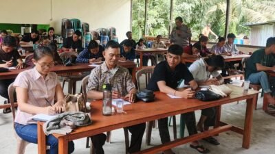 Personel Polsek Mukok memberikan materi edukasi pencegahan Kekerasan Dalam Rumah Tangga kepada calon pengantin di Aula Gereja Santo Rasul Paulus.
