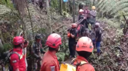 Tim SAR gabungan mengevakuasi jenazah pendaki yang tertimbun material vulkanik di kawasan kawah menuju fasilitas kesehatan terdekat.