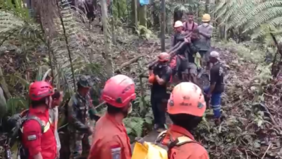 Tim SAR gabungan mengevakuasi jenazah pendaki yang tertimbun material vulkanik di kawasan kawah menuju fasilitas kesehatan terdekat.