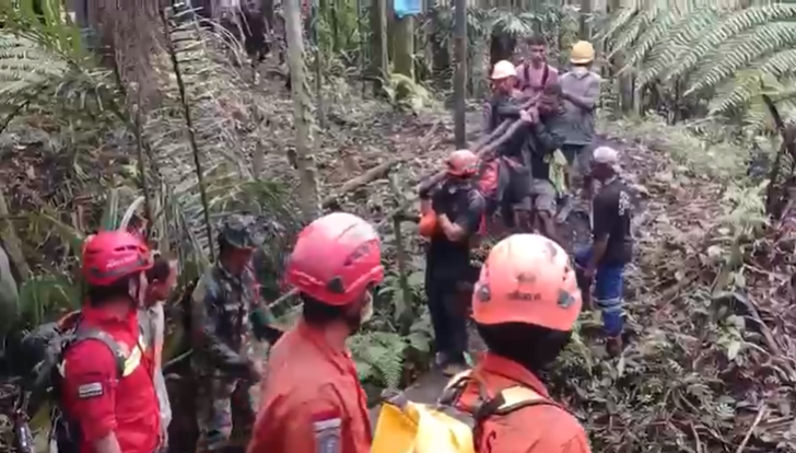 Tim SAR gabungan mengevakuasi jenazah pendaki yang tertimbun material vulkanik di kawasan kawah menuju fasilitas kesehatan terdekat.
