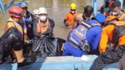 Tim SAR gabungan mengevakuasi jenazah korban insiden kapal terbakar di Delta Pawan yang ditemukan di bagian haluan KM Laut Anugerah.
